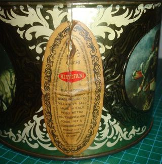 Caixa antiga decorada com figuras históricas