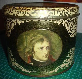 Caixa antiga decorada com figuras históricas