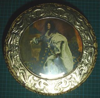 Caixa antiga decorada com figuras históricas