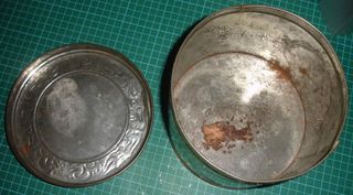 Caixa antiga decorada com figuras históricas