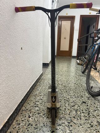 Patinete Freestyle Negro y Dorado