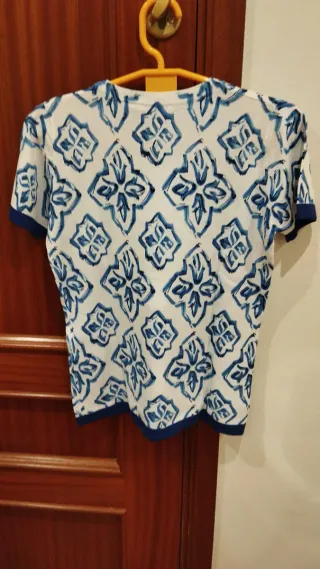 Camiseta Punto Roma Estampada Azul y Blanca