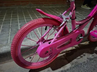 Bicicleta infantil rosa con cesta