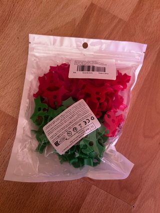 Sujeciones para plantas verdes y rojas