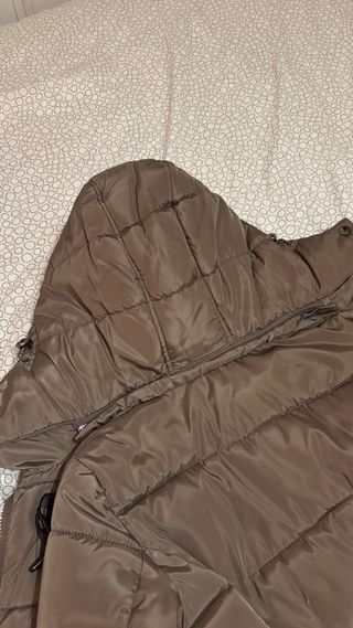 Abrigo acolchado con capucha desmontable