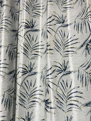 Cortina con estampado de hojas