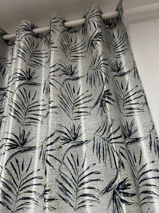 Cortina con estampado de hojas