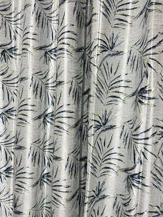 Cortina con estampado de hojas