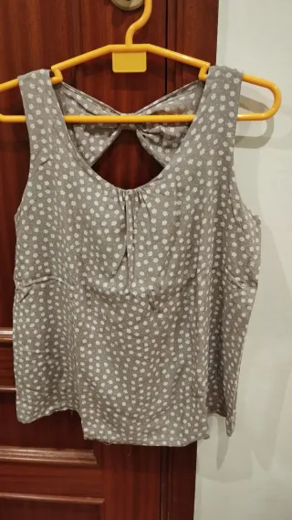 Blusa gris con estampado floral blanco