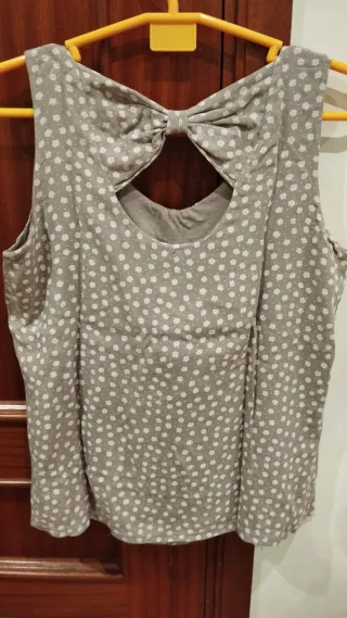 Blusa gris con estampado floral blanco