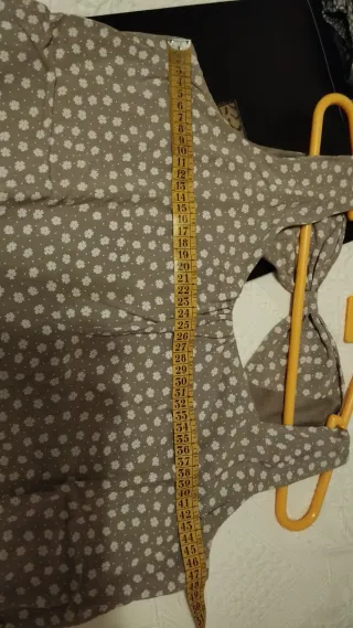 Blusa gris con estampado floral blanco