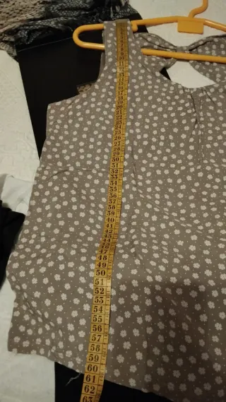 Blusa gris con estampado floral blanco