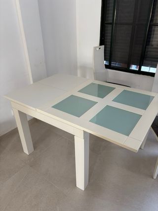 Mesa y 4 sillas comedor