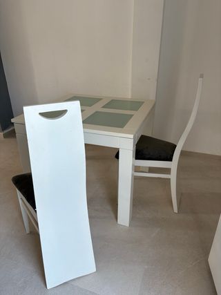 Mesa y 4 sillas comedor