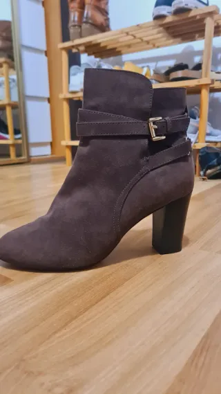 Botines tacón marrón con hebilla. SIN ESTRENAR.