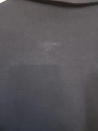 Giacca nera elasticizzata. Veste piccolo.