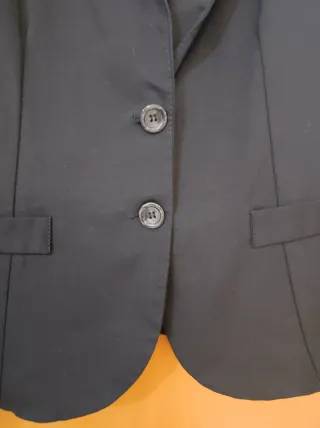 Giacca nera elasticizzata. Veste piccolo.