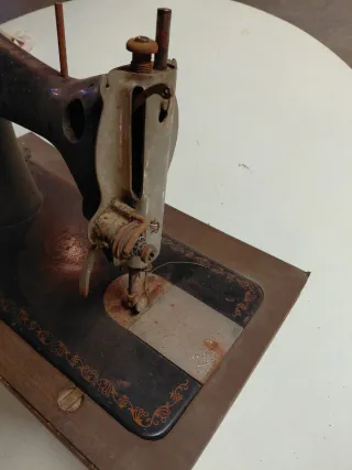 Máquina de coser Alfa antigua