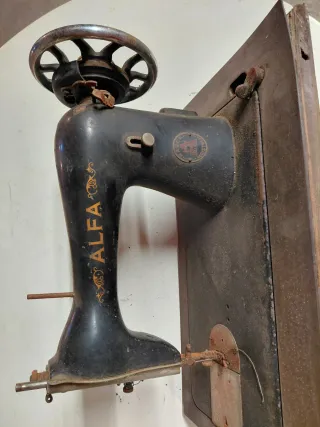 Máquina de coser Alfa antigua