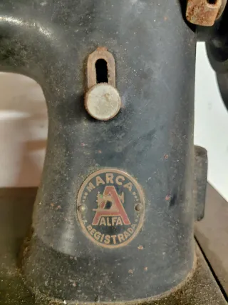 Máquina de coser Alfa antigua