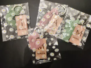 Llaveros madera personalizados.