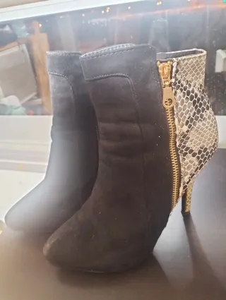 Botines negros con estampado de serpiente