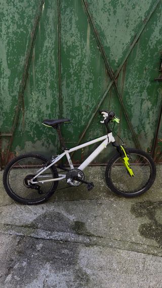 Bicicleta infantil blanca y verde