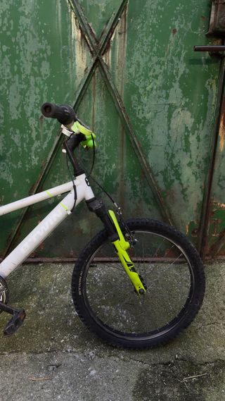 Bicicleta infantil blanca y verde