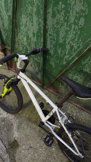 Bicicleta infantil blanca y verde