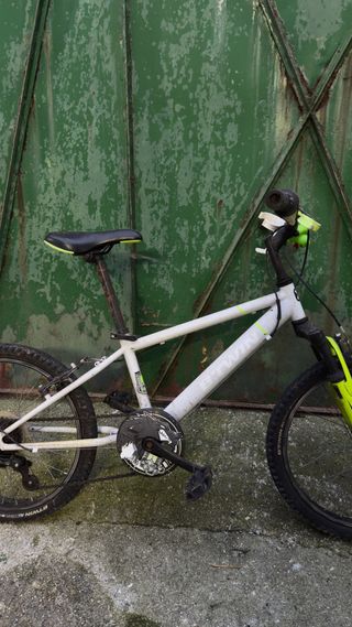 Bicicleta infantil blanca y verde