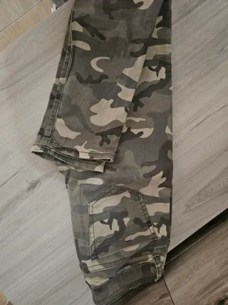 Pantalones pitillo camuflaje S/36