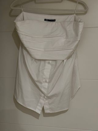 Camisa con hombros descubiertos