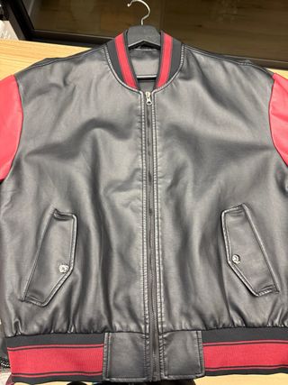 Chaqueta polipiel oversize negra y roja