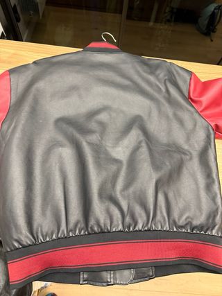 Chaqueta polipiel oversize negra y roja