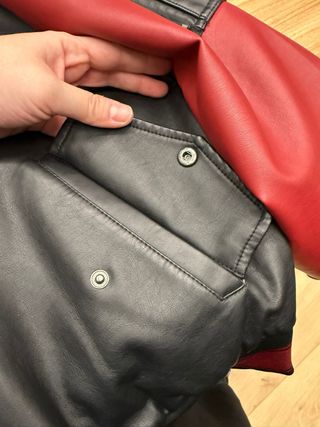 Chaqueta polipiel oversize negra y roja