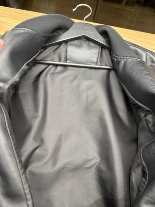 Chaqueta polipiel oversize negra y roja