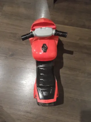 Moto infantil roja