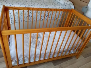 Cuna de madera para bebé