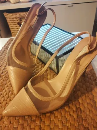 Zapatos de tacón beige con transparente