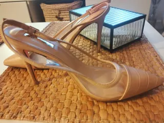 Zapatos de tacón beige con transparente