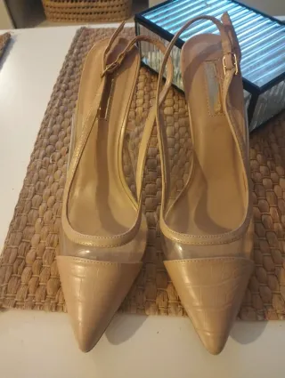 Zapatos de tacón beige con transparente