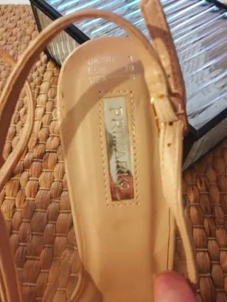 Zapatos de tacón beige con transparente