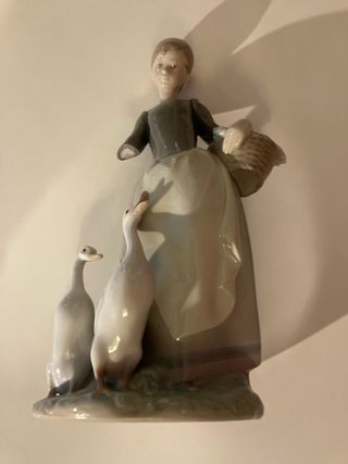 Figura Lladró Mujer con Patos Hecho en España