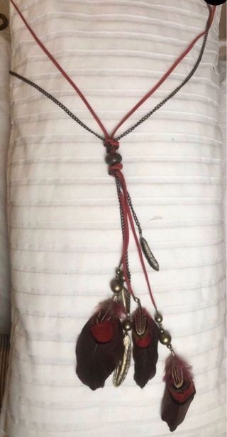 Collar bohemio de plumas y cadenas