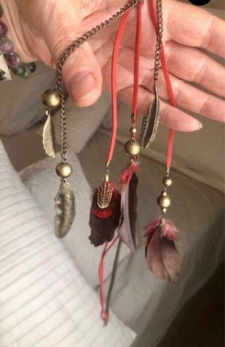 Collar bohemio de plumas y cadenas