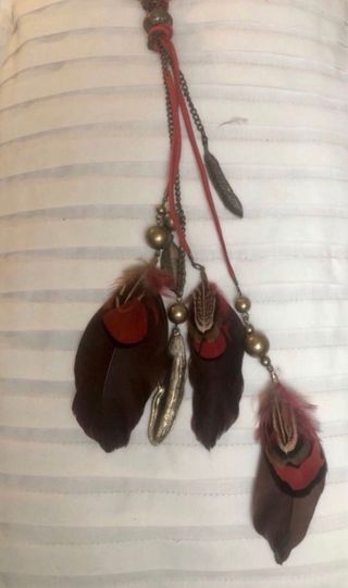 Collar bohemio de plumas y cadenas
