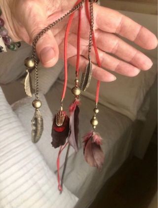 Collar bohemio de plumas y cadenas