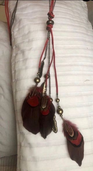 Collar bohemio de plumas y cadenas