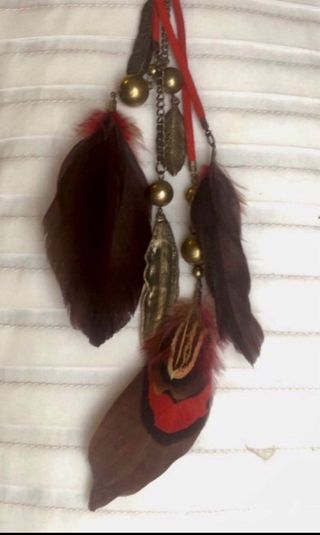 Collar bohemio de plumas y cadenas