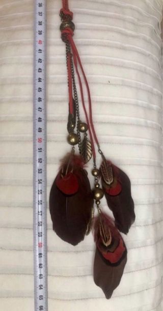 Collar bohemio de plumas y cadenas